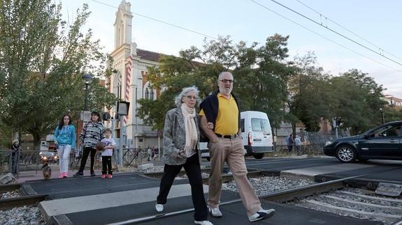 Varios peatones cruzan el paso de Pilarica a última hora de la tarde del lunes.