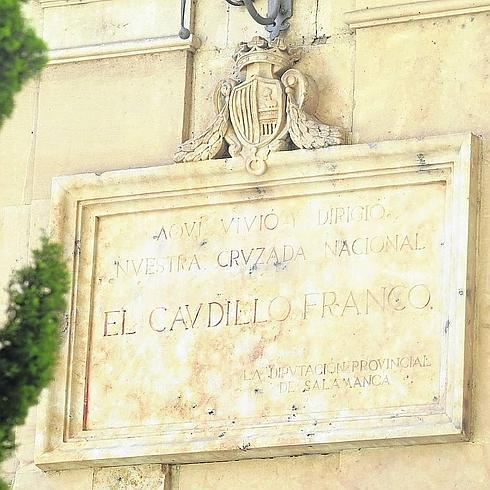 Placa tallada en memoria de Franco en un edificio de Salamanca. 