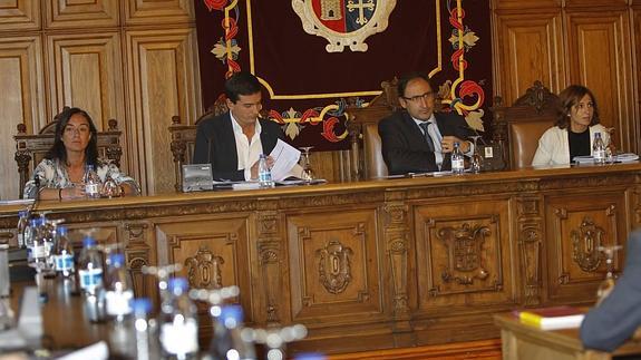 Mesa presidencial del pleno del Ayuntamiento, este jueves.