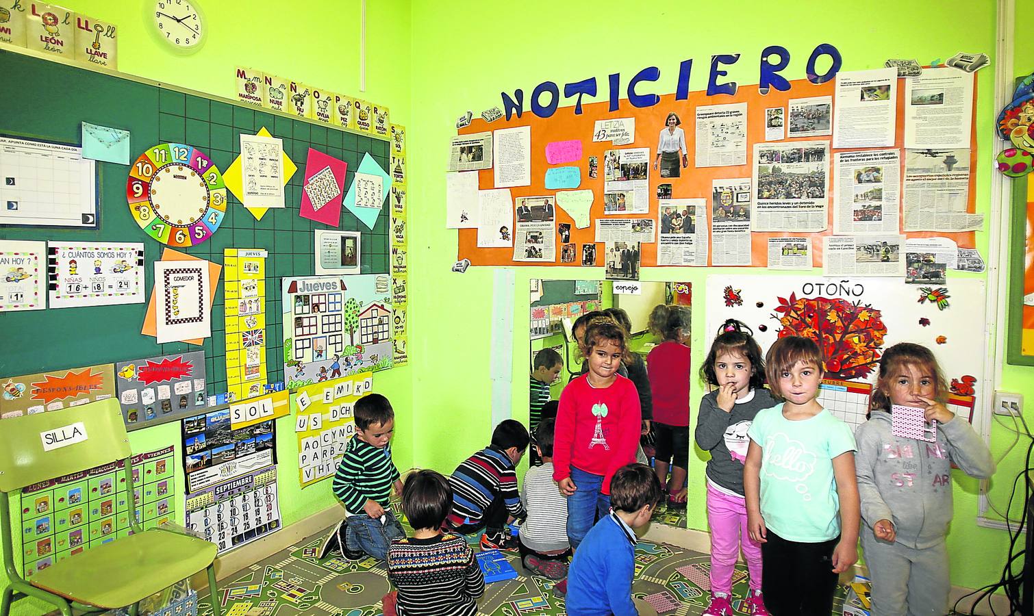 Alumnos de segundo curso de Infantil (4 años), que muestra recortes de periódicos.