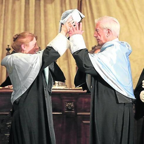 La madrina, Carmen Ruíz Barrionuevo, impone el birrete al nuevo doctor de la Universidad de Salamanca. 