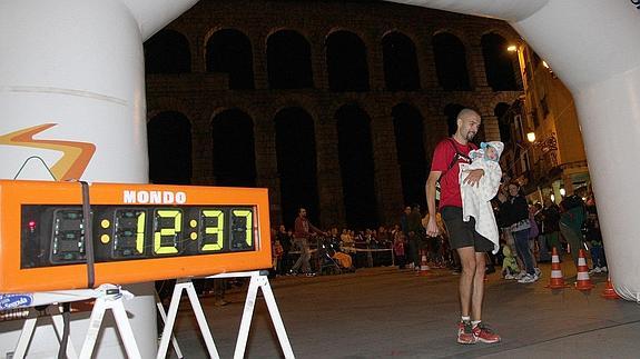 Un atleta cruza la meta el año pasado tras más de doce horas y media de carrera. 