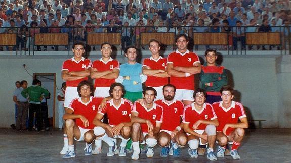 Francisco de la Cruz (abajo, primero por la derecha), junto a sus compañeros en 1983. 