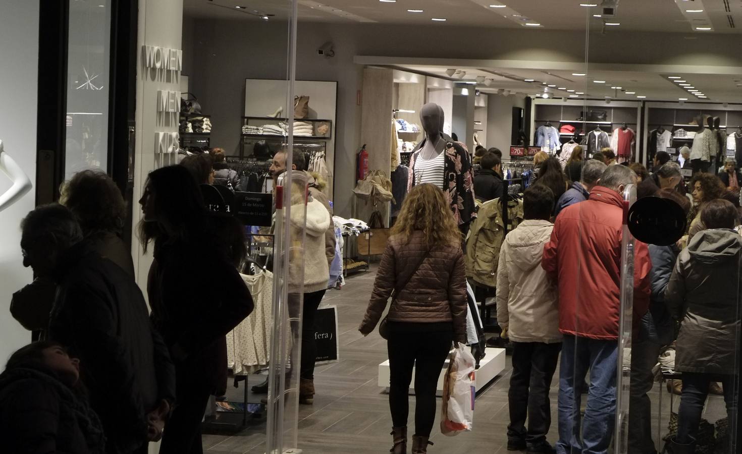 Clientes en el interior de la tiensa Sphera, en Valladolid. 