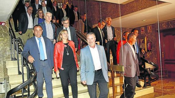 Milagros Marcos, entre Honorato Meneses y Donaciano Dujo, este viernes en el auditorio. 