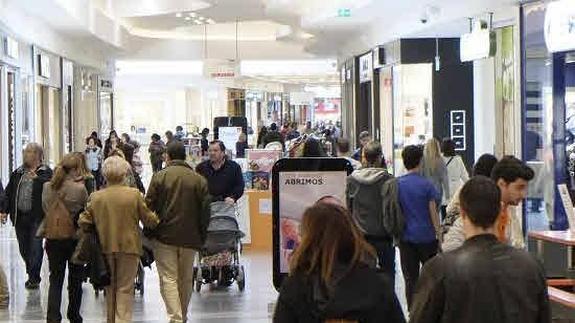 Clientes en el centro comercial Río Shopping.