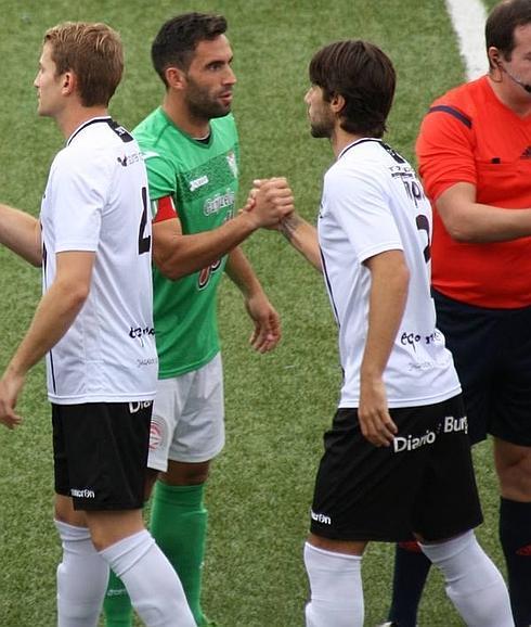 Jonathan Martín choca la mano con un rival del Burgos la pasada temporada. 