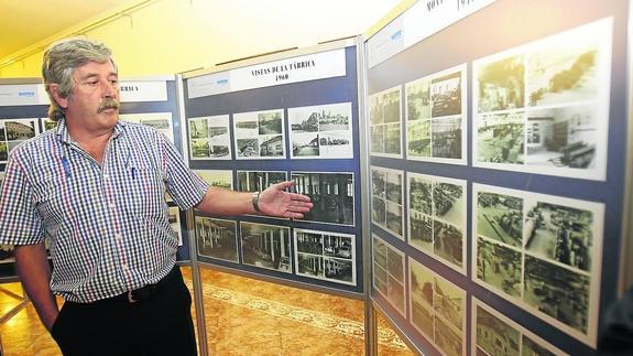 Carlos Collantes, presidente del comité de empresa y encargado de la exposición, muestra uno de los paneles. 