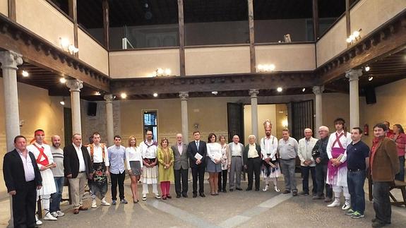 Participantes en la presentación del libro de Maganto, en el patio del Palacio Provincial. 