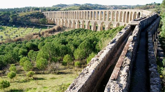 Panorámica del acueducto de la ciudad portuguesa de Tomar. 