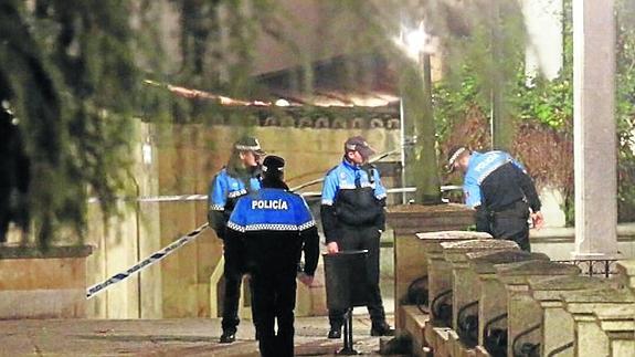 Policías locales durante una operación en el Campo de San Francisco. 