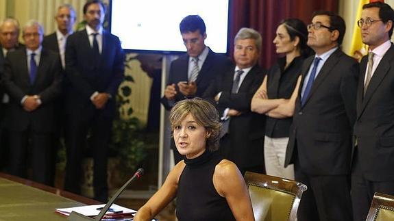 La ministra de Agricultura, Alimentación y Medio Ambiente, Isabel García Tejerina, durante la firma del Acuerdo para la Estabilidad y sostenibilidad de la cadena de valor del sector lácteo, hoy enla sede del Ministerio, en Madrid.