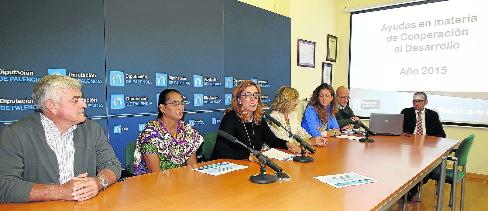 Javier Salazar, de Solidaridad, Educación y Desarrollo; Bhavani Marella, de la Fundación Vicente Ferrer; Ángeles Armisén, presidenta de la Diputación; las diputadas María José de la Fuente y Carolina Valbuena, y Juanjo Benito García, de la Fundación Hombres Nuevos. 