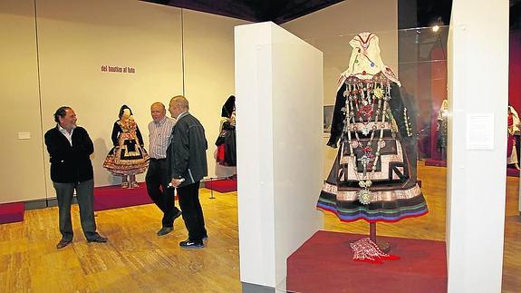 Traje de vistas de La Alberca, en el centro, y al fondo el de lagarterana.