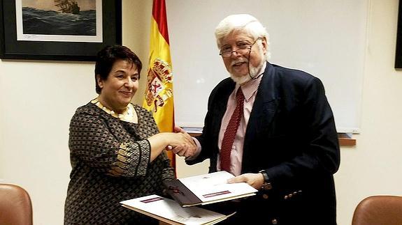 Clara Luquero y Juan Carlos Molinero, tras la firma del convenio ayer en la sede del Ministerio de Defensa. El Norte