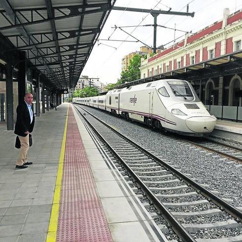 Un tren Ave de la serie S730 atraviesa Palencia por la vía 1, en unas pruebas, el pasado junio.