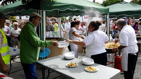 Rearto de raciones en la paella popular celebrada ayer en Nava de la Asunción. 