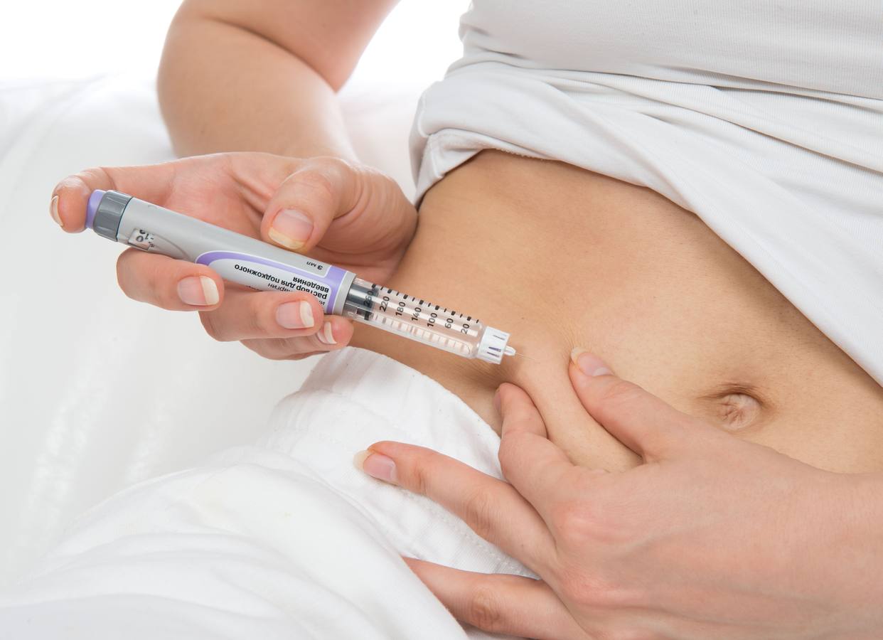 Un diabético se inocula una dosis de insulina.
