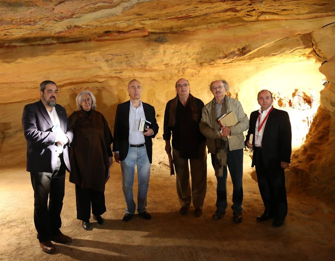 Los poetas Carlos Aganzo, Antonio Colinas, Clara Janés, José María Muñoz Quirós, y Luis Alberto de Cuenca evocan los versos de Santa Teresa de Ávila y San Juan de la Cruz. 