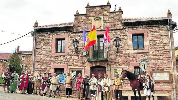 Los participantes posan ante el Ayuntamiento de Brañosera, tras la última etapa.