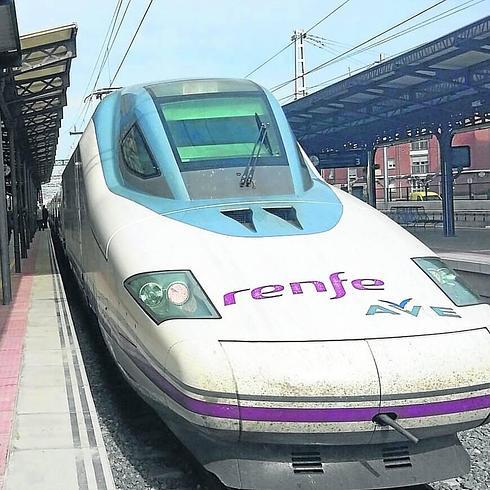 Tren Ave de la serie 112, parado ayer en la estación de Palencia, y que fue utilizado por técnicos del Ministerio de Fomento para desplazarse hasta la ciudad y organizar los actos de inauguración.