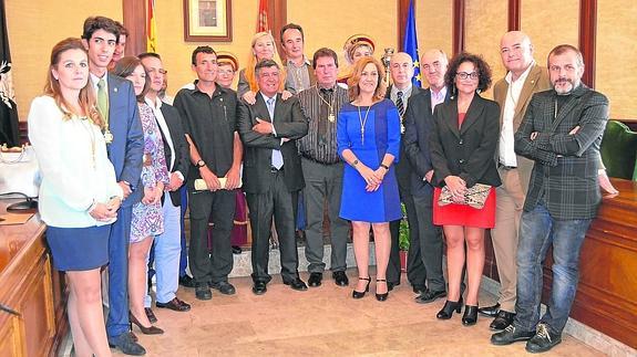 Los homenajeados, representantes de Afabeco y Miguel Ángel Heras, junto a la Corporación municipal y el diputado de Turismo. 