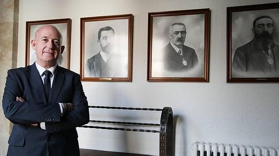 Juan Antonio Martín Mesonero posa junto a los retratos de anteriores presidentes de la Cámara.