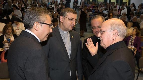 El presidente de la Confederación Episcopal Española, Ricardo Blázquez, conversa con el director de CITeS