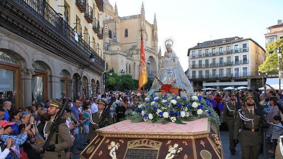 La procesión atraviesa la Plaza Mayor en dirección al Azoguejo. 