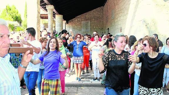 Los vecinos danzan en honor a la Virgen de Garón. 