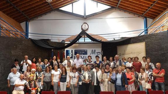 La delegación rumana posa con las responsables de Femur durante la jornada en Hontalbilla. 