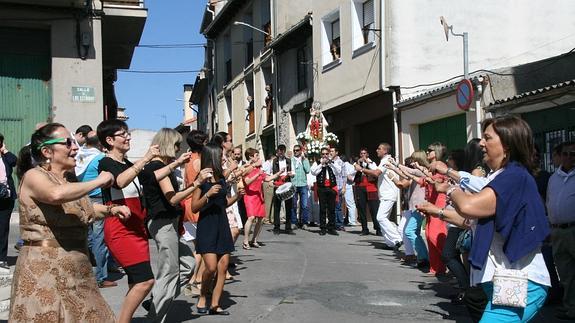 Vecinos del barrio del Salvador bailan jotas delante de la imagen de la Virgen de la Palma, durante la procesión. 