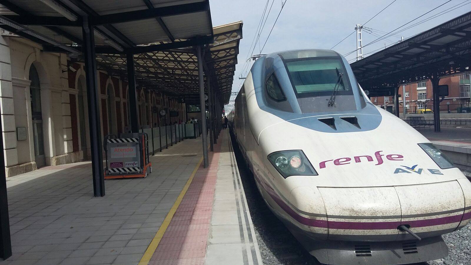 Un tren Ave de prueba en la estación de Palencia. 