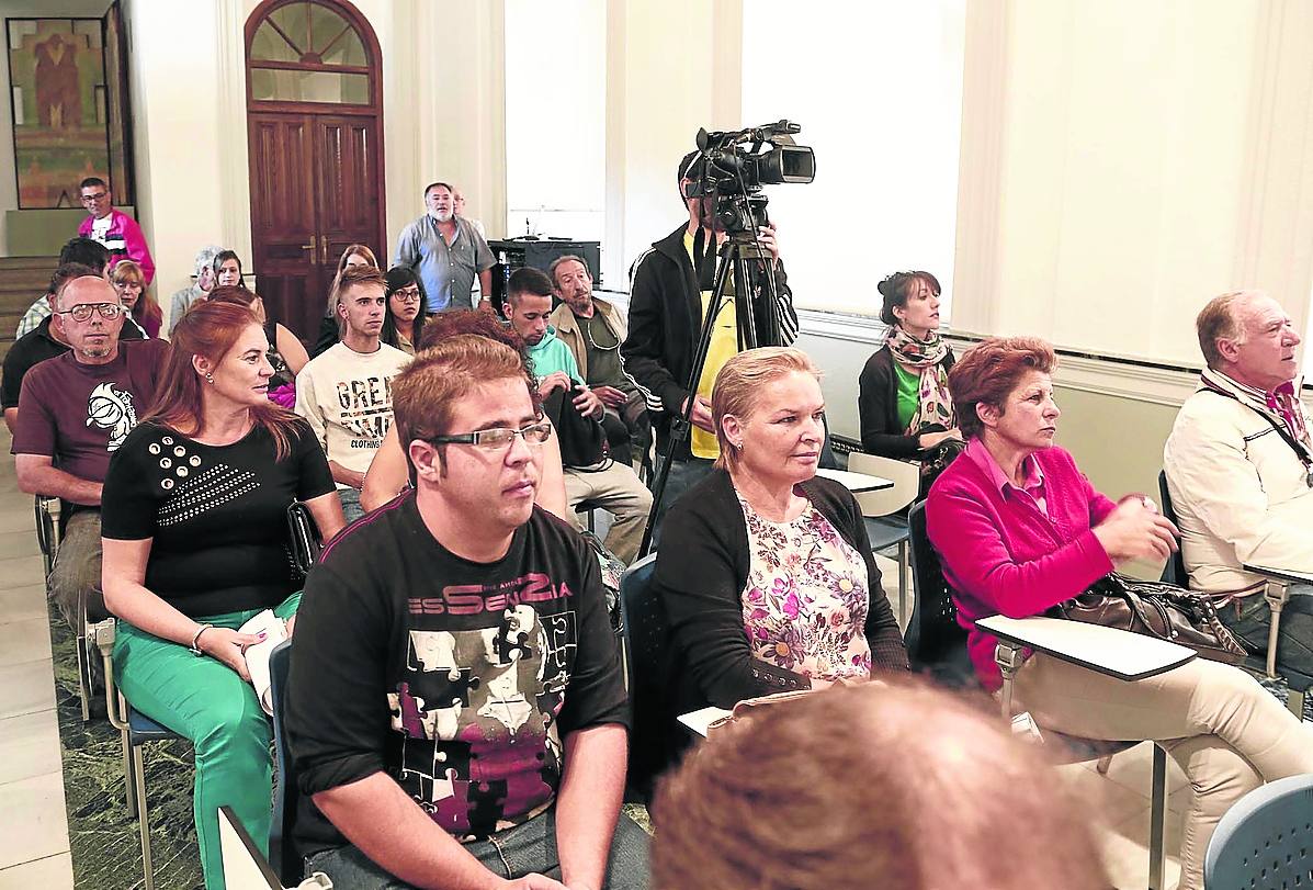 Partes de los alumnos que ayer recibieron los diplomas en la Diputación. 