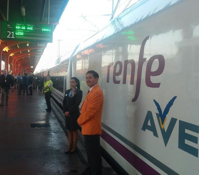 Imagen del primer tren Ave destino León.