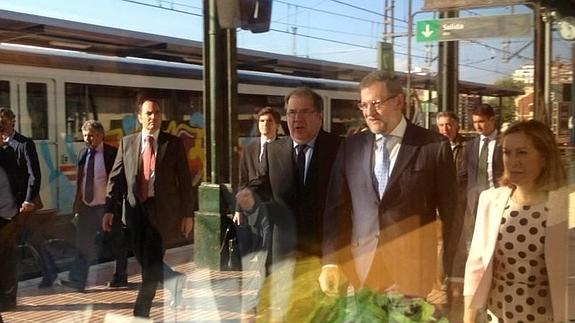 Rajoy, en el centro, con Juan Vicente Herrera y Ana Pastor, en el andén en Valladolid. 