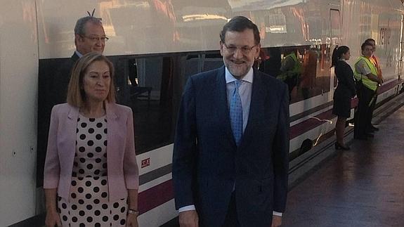 El presidente del Gobierno y la ministra Ana Pastor, junto al Ave, en la salida desde Madrid Chamartín. 