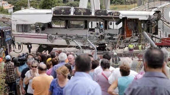 Retirada del tren que descarrió en Santiago.