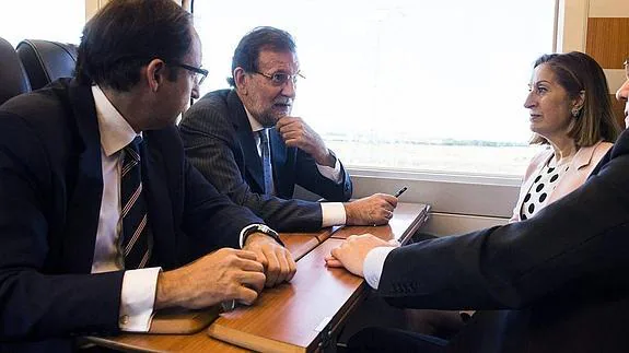 Mariano Rajoy junto a la ministra Ana Pastor, el alcalde de Palencia, Alfonso Polanco, y el prsidente de la Junta de Castilla y León, Juan Vicente Herrera, durante el viaje.