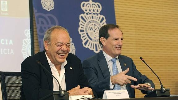Tito Valverde y Javier Peña, durante el coloquio ‘Policía, cine y televisión’. 