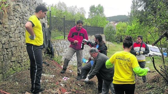 Voluntarios en la primera jornada de recuperación del camino.