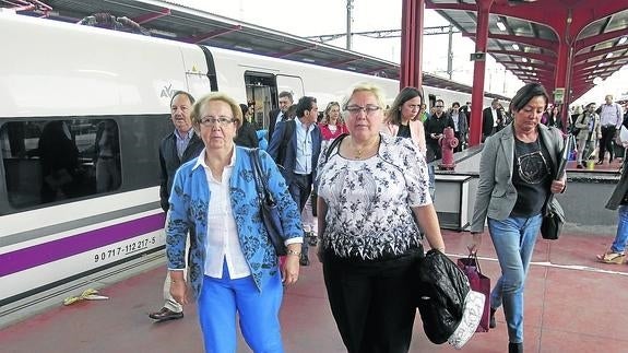 Medio centenar de viajeros estrenan el recorrido del Ave Palencia-Madrid