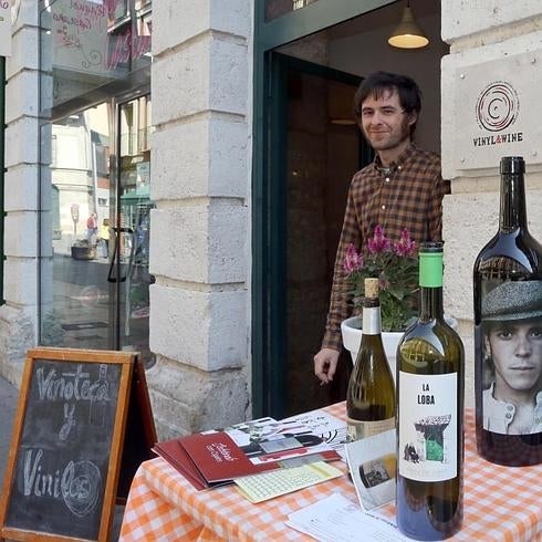 Fran Gande, de la tienda Vinyl&Wine, una vinoteca que además vende discos.