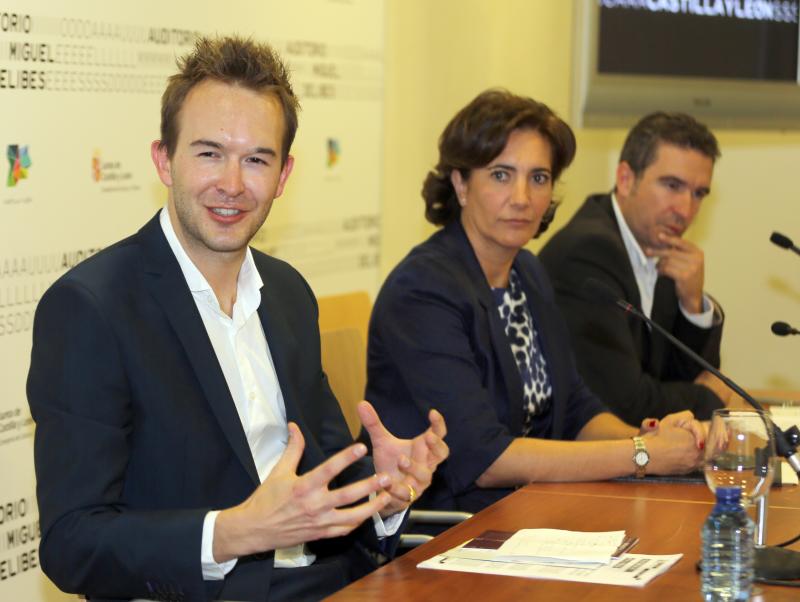 El nuevo director titular de la OSCyL Andrew Gourlay, la consejera María Josefa García Cirac y Jordi Gimeno, director técnico del auditorio Miguel Delibes. 