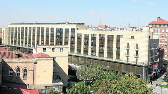 Imagen panorámica del hotel, con el hospital de la Santísima Trinidad en primer término. 