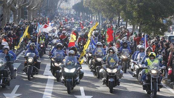 Entrada del desfile de banderas en Valladolid en 2013.