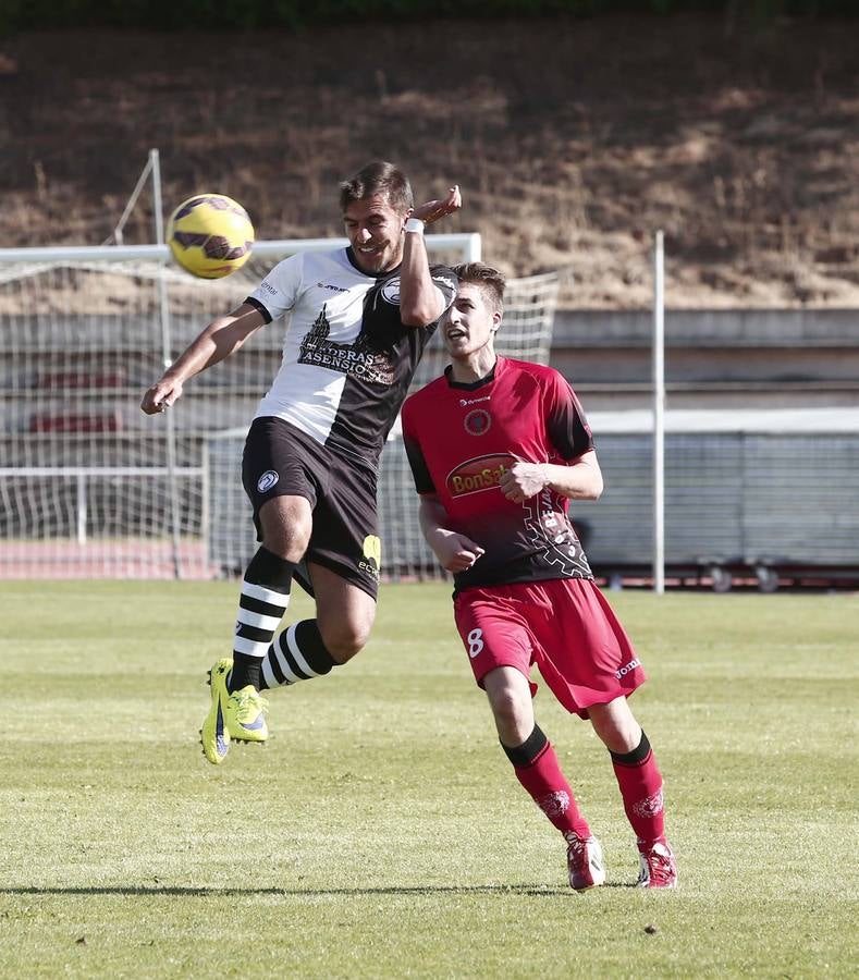 Manu golpea de cabeza un balón durante el partido de la pasada semana contra el Béjar.