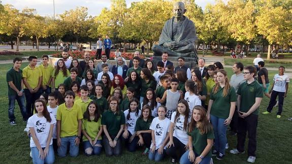 Los miembros del coro del instituto Condesa Eylo y las autoridades, al fondo, posan junto a la estatua de Gandhi.