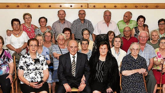 El rey y la reina de los mayores junto con el resto de miembros de la asociación de jubilados. 