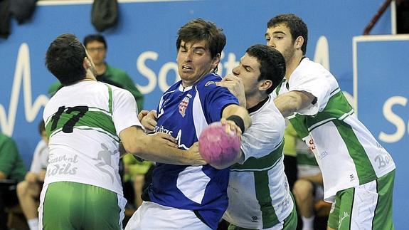 Grossi es frenador por la defensa del Bordils, en un partido anterior. 